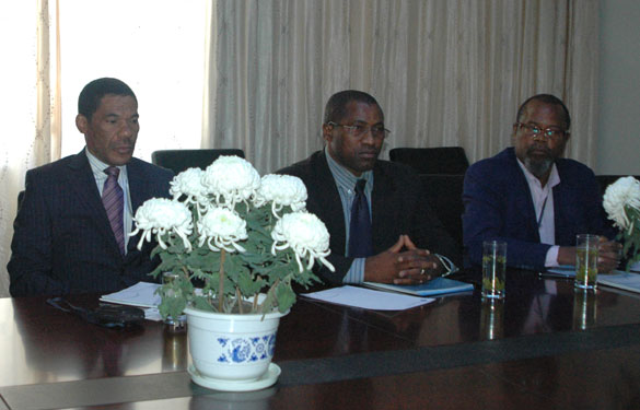 安哥拉羅安達(dá)市電力公司領(lǐng)導(dǎo)來(lái)上上集團(tuán)考察