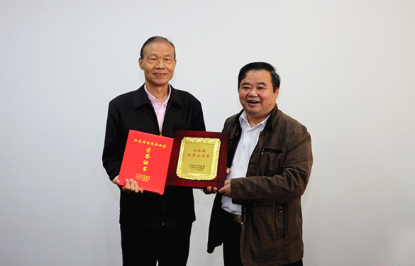 2016年10月12日，常州市經(jīng)信委副主任潘仁賢一行來上上電纜參觀調(diào)研，并為集團(tuán)董事長丁山華頒發(fā)江蘇省優(yōu)秀企業(yè)家獎(jiǎng)牌