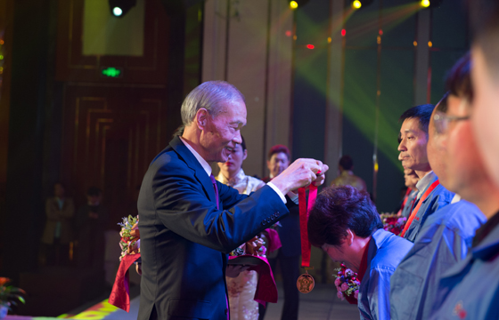 十大功勛員工、十大優(yōu)秀員工頒獎、給董事長送禮物精彩瞬間